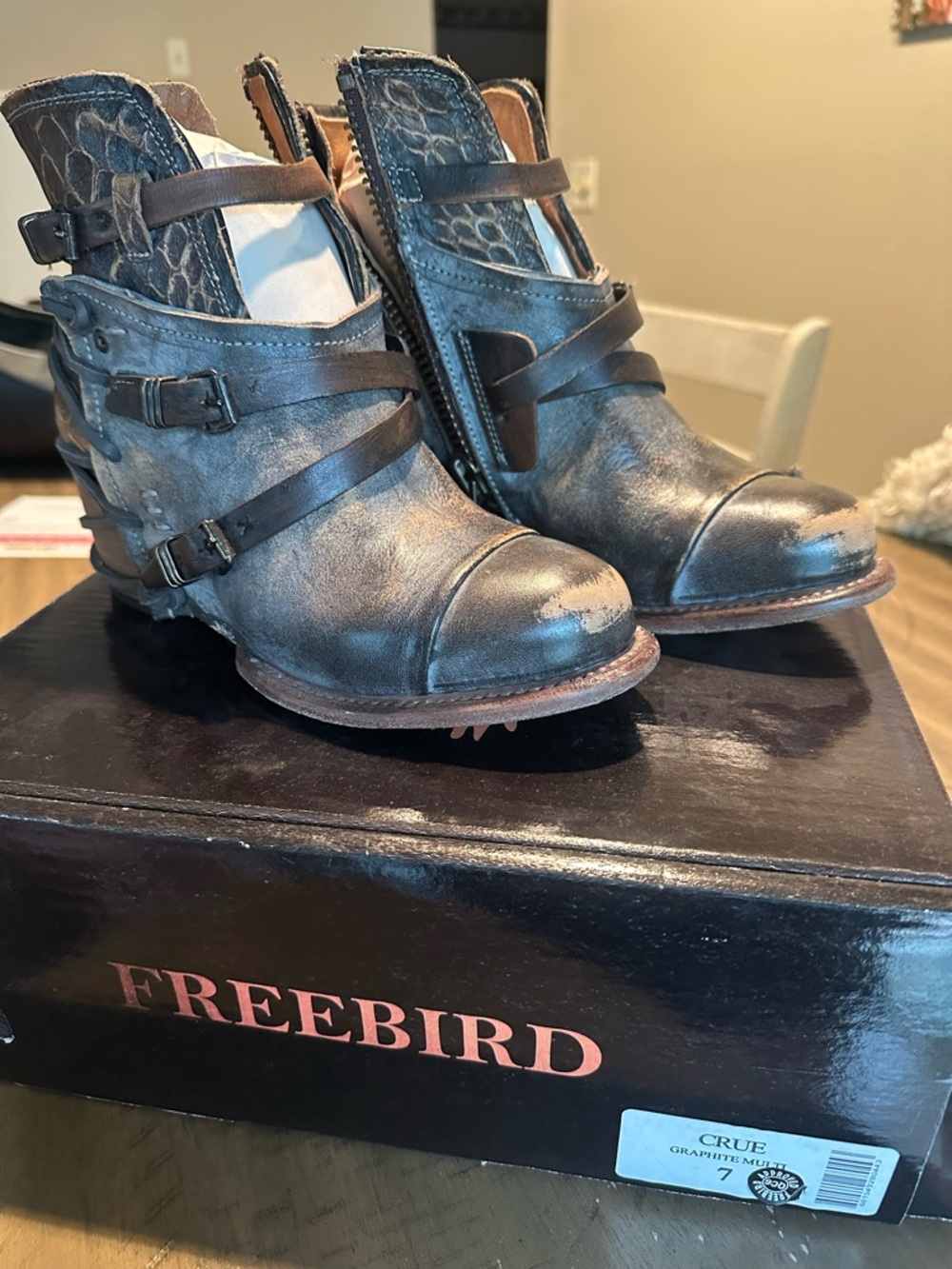 Freebird by Steven Crue Women's Distressed Gray Leather Ankle Boots with Buckles - Picture 3 of 4